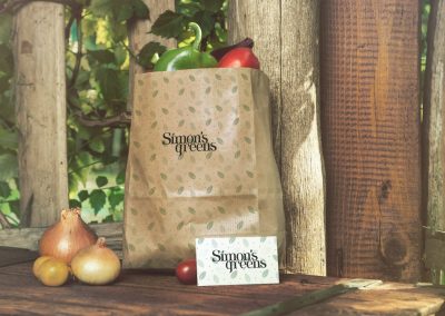 Ein Grafikdesign Mock-Up einer Papiertüte mit Gemüse. Zu sehen sind ein Muster und das Logo von dem Unternehmen Simon's Greens, die von Manevera gestatet wurden.